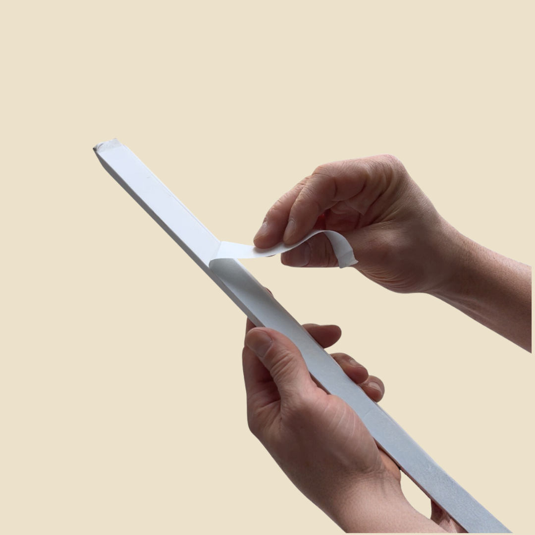 Klebestreifen von Dichtungsklick Leiste wird abgezogen für werkzeugfreie Installation.